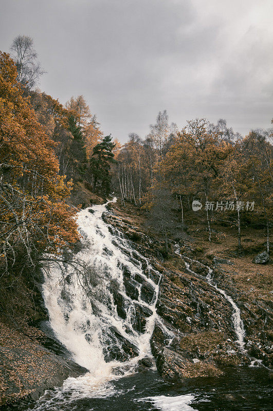 秋天，高地珀斯郡Kinloch Rannoch的Allt Mor Burn瀑布